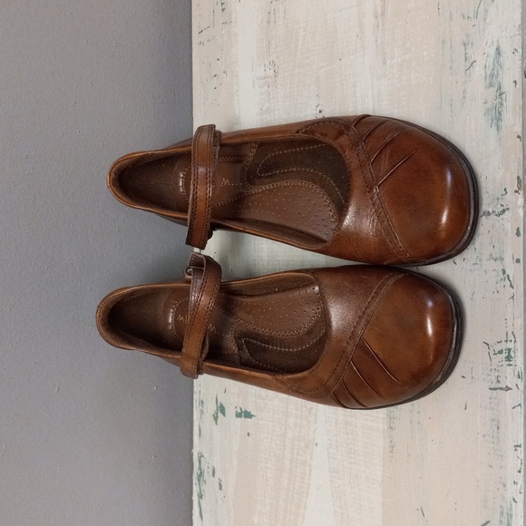 MICHEL M... MAE, BROWN LEATHER, VELCRO STRAP SHOES - Picture 3 of 13